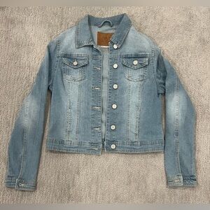 Women’s Light Wash Tailored Jean Jacket